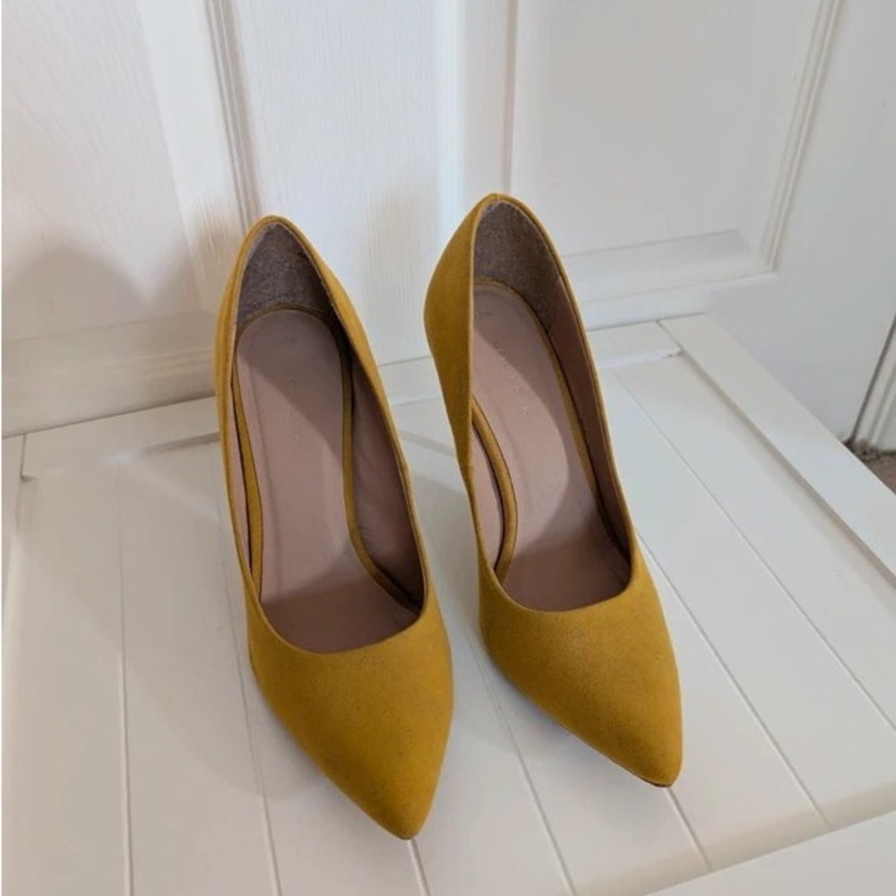 Women's Pointed-Toe Heels in Mustard Yellow